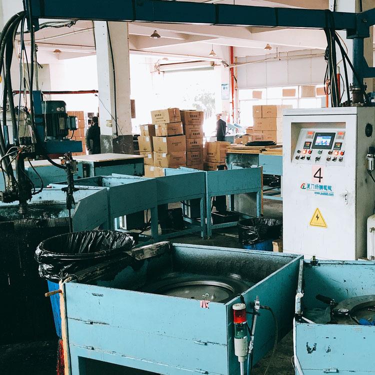 usine de pneus solides